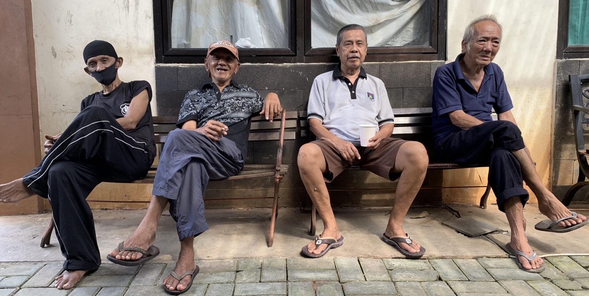 Indonesische mannen op bank bij TBM3.